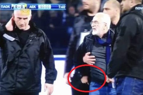 ΣΟΚ: Με το χέρι στο περίστροφο ο Σαββίδης στον αγωνιστικό χώρο!