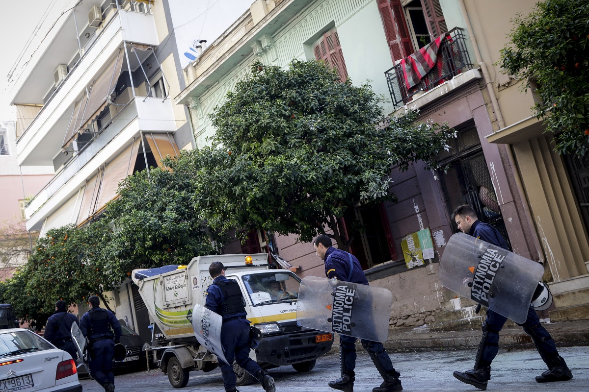 Εκκενώνουν καταλήψεις σε Κουκάκι και Εξάρχεια