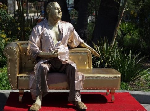 Ο «καναπές» του Γουάινστιν στους δρόμους του Χόλιγουντ