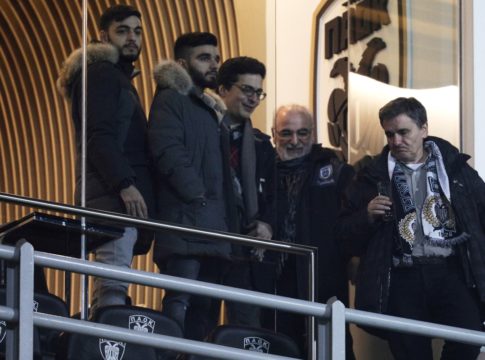 Στημένο ξύλο για τα μάτια του Σαββίδη και του Τσακαλώτου