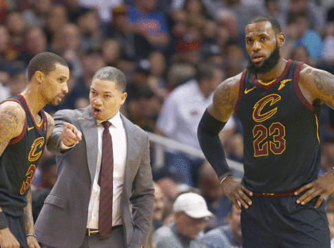 Έντονη λογομαχία ανάμεσα σε ΛεΜπρόν και Λου! (vid)