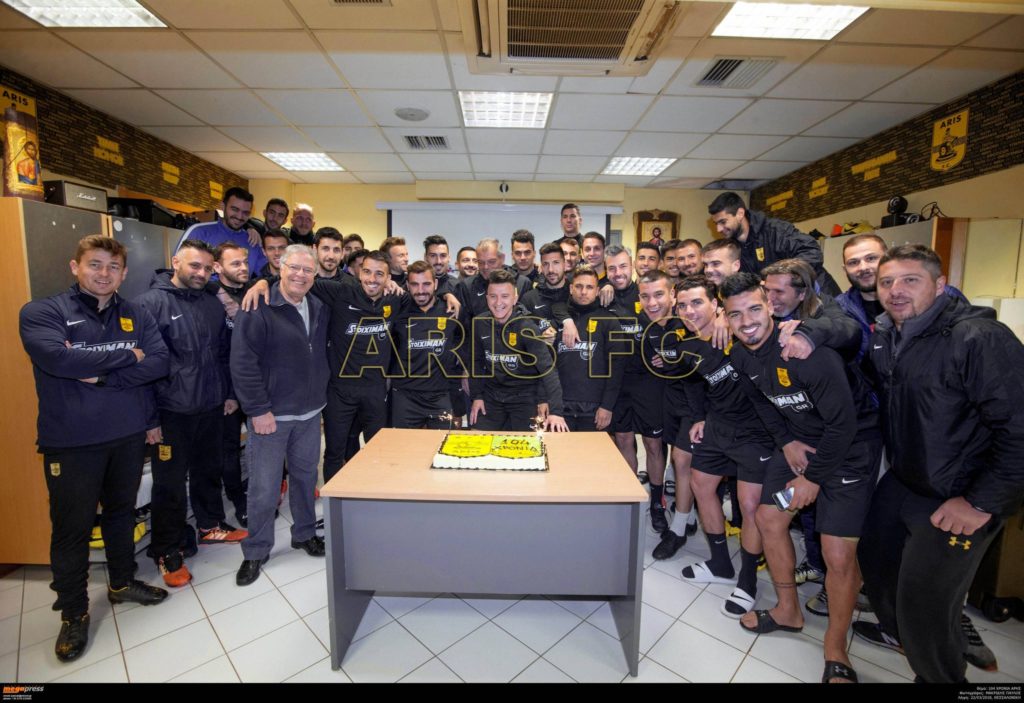 «Χρόνια πολλά» στον Άρη, με τούρτα στα αποδυτήρια! (pic)