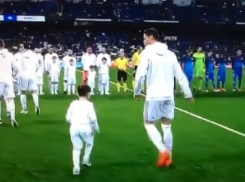 Ο Ρονάλντο τρελάθηκε με το παιδάκι (vid)