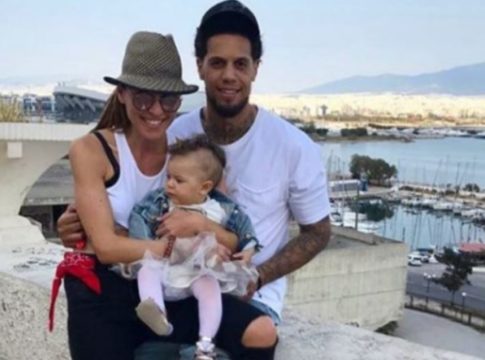 Χάκετ : Ερυθρόλευκη ανάρτηση με φόντο το ΣΕΦ