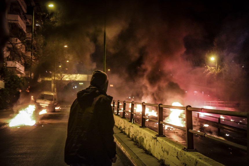 Η εκρηκτική Ανάσταση στον Νέο Κόσμο – Ρίχνουν μολότοφ μετά το «Χριστός Ανέστη»! (vds)