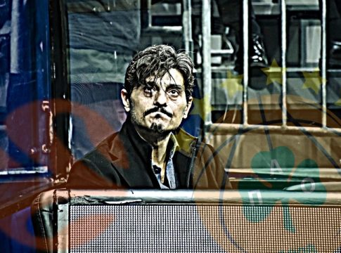 Γροθιά στο μαχαίρι…