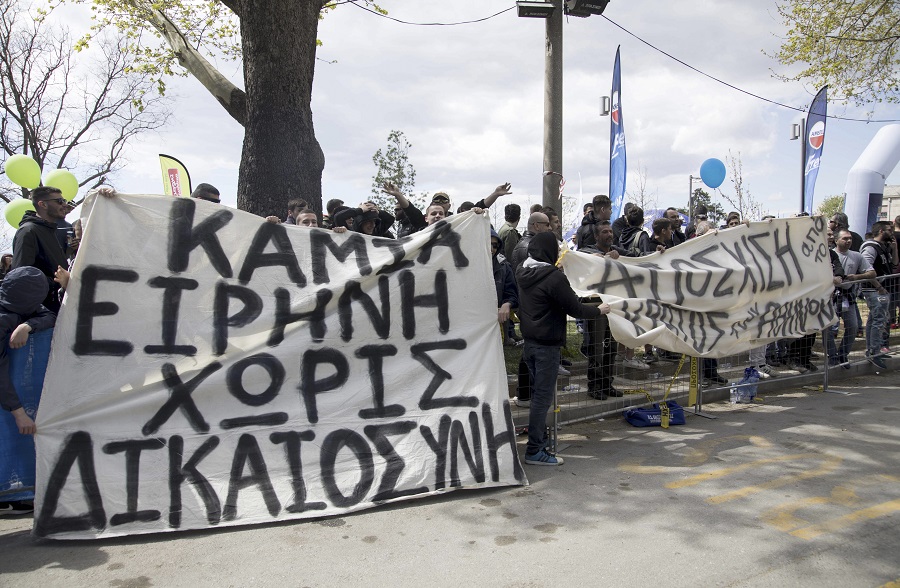 ΠΑΟΚ : Πανό και συνθήματα διαμαρτυρίας από οπαδούς στον Μαραθώνιο «Μέγας Αλέξανδρος»