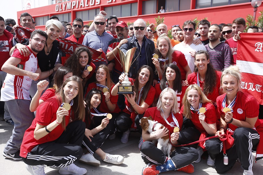 Ολυμπιακός : Αποθεωτική υποδοχή στα ερυθρόλευκα κορίτσια