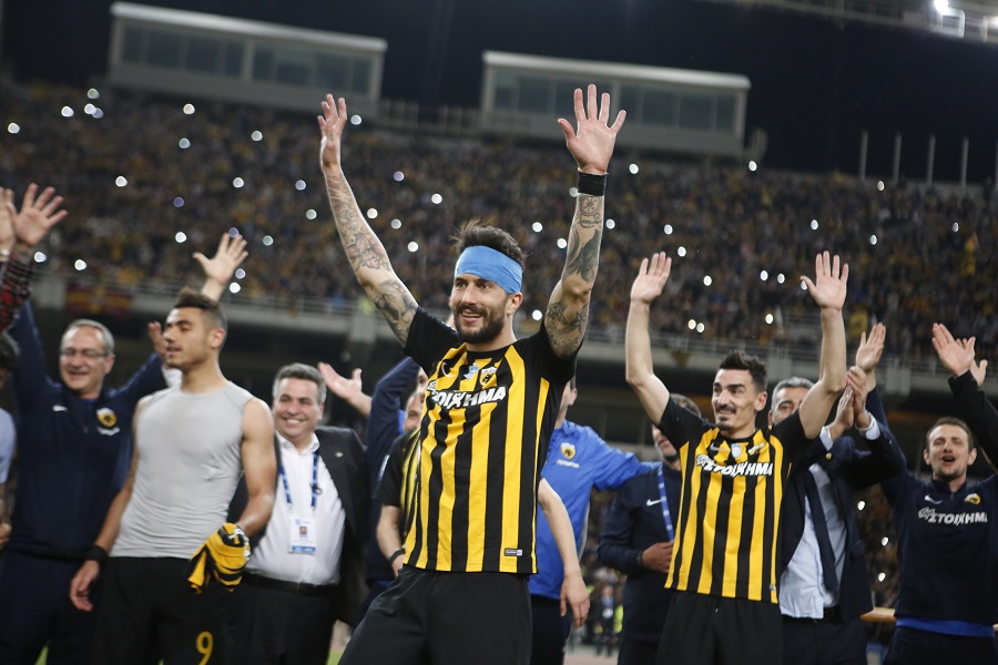 Τρελό πάρτι στα «κιτρινόμαυρα» αποδυτήρια! (vid)