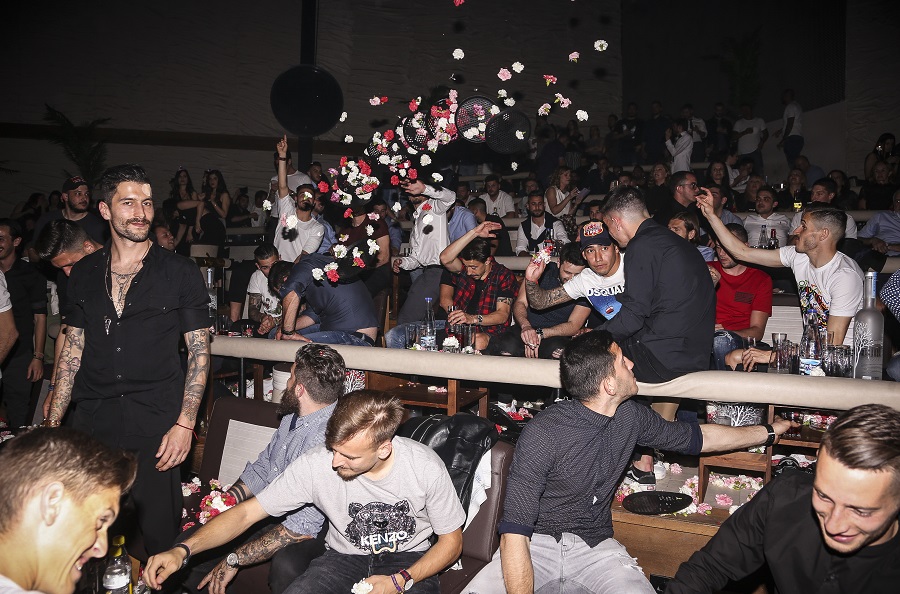 Το γλέντησαν στα μπουζούκια οι πρωταθλητές! (vids)