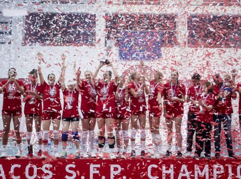 Το Μελίνα Μερκούρη «φλέγεται»: Η αρχηγός του Ολυμπιακού σηκώνει την κούπα! (pics, vid)