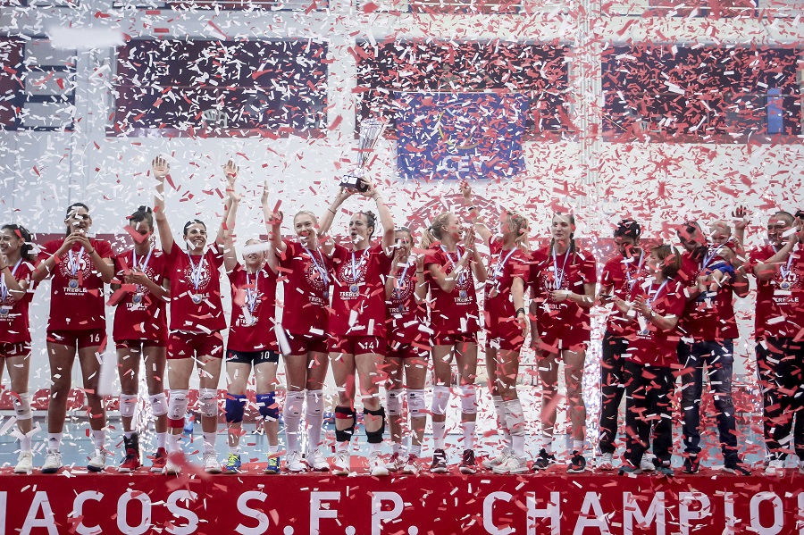 Ολυμπιακός: Πανηγύρισαν με τη ψυχή τους το τρεμπλ (vid)