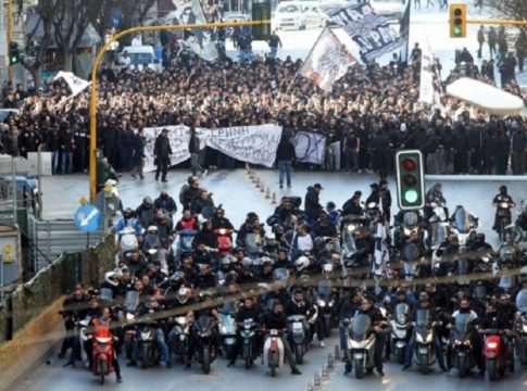 Μια ζωή στις επάλξεις, μια ζωή στους δρόμους