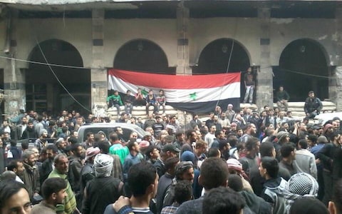 Στην Ντούμα κυματίζει η σημαία της συριακής κυβέρνησης, σύμφωνα με τον ρωσικό στρατό