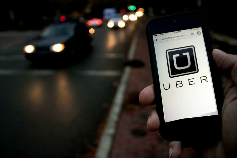 Η Uber αναστέλλει την υπηρεσία μεταφοράς επιβατών από ιδιώτες
