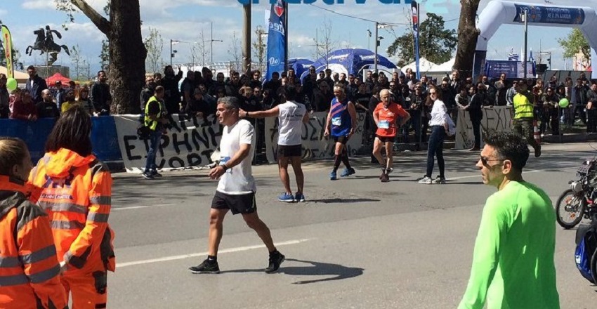 Ένταση ανάμεσα σε οπαδούς του ΠΑΟΚ και δρομέα με διακριτικά της ΑΕΚ! (vid)