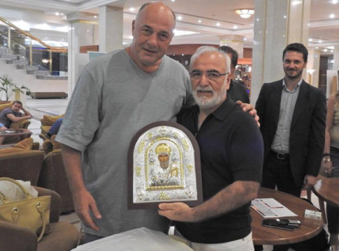Έβαλε κι αυτός πλάτη για να φύγουν οι γκρανκάσες