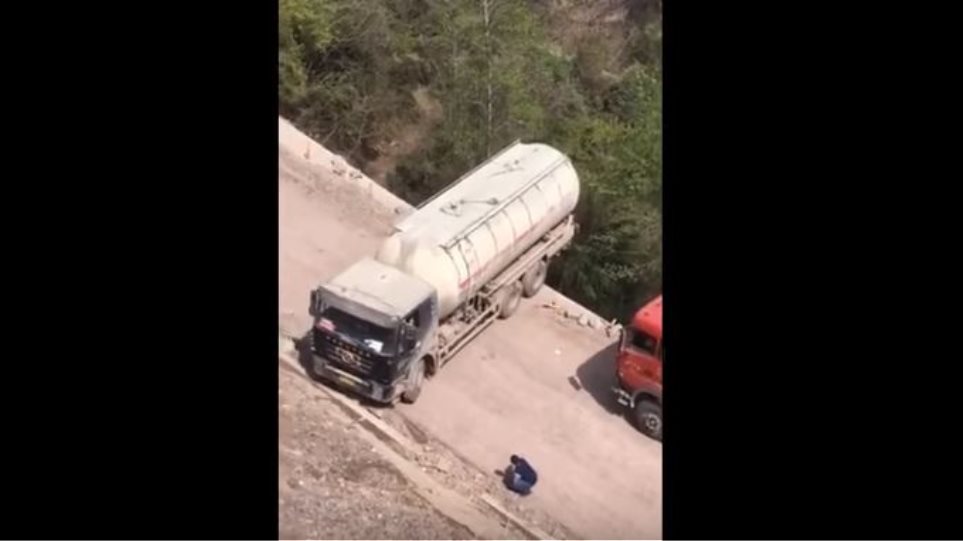 Απίστευτο βίντεο: Οδηγός βυτιοφόρου κάνει αναστροφή στο χείλος του γκρεμού!