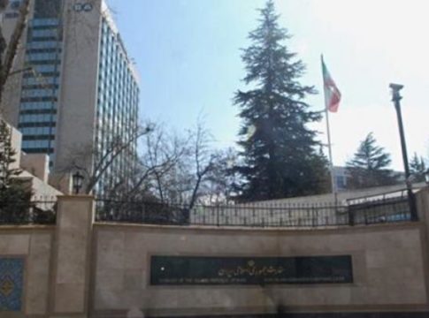 Ένας 47χρονος συνελήφθη για την επίθεση με μαχαίρι έξω από την πρεσβεία του Ιράν