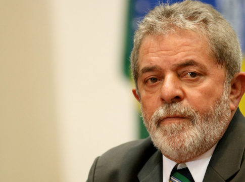 O Λούλα παραδόθηκε και έφτασε στη φυλακή