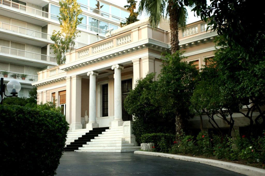 Μαξίμου: διάλογος και όχι πολεμικές επιχειρήσεις η λύση