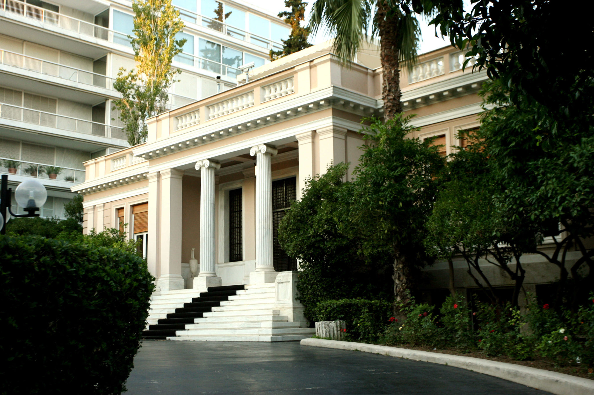 Μαξίμου: διάλογος και όχι πολεμικές επιχειρήσεις η λύση
