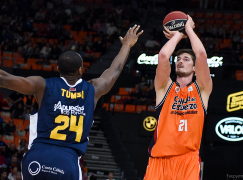 Απίστευτη Βαλένθια : Έβαλε 14 τρίποντα στο πρώτο ημίχρονο! (pic)