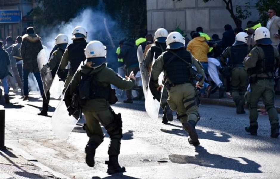 Μολότοφ σε οπαδούς της ΑΕΚ, έξω από την Θύρα 3. Μάχες οπαδών-αστυνομίας (vids)