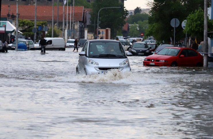 Συγκλονιστικά βίντεο από τη Θεσσαλονίκη – Δείτε πώς οι χείμαρροι παρέσυραν ανθρώπους