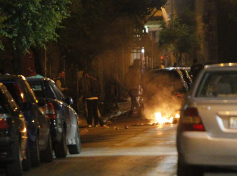 Τρεις αστυνομικοί τραυματίες, ένας οπαδός μαχαιρωμένος!