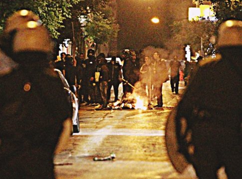 Εμπόλεμη ζώνη η Αθήνα, ξύλο και μολότοφ παντού! (pics/vids)