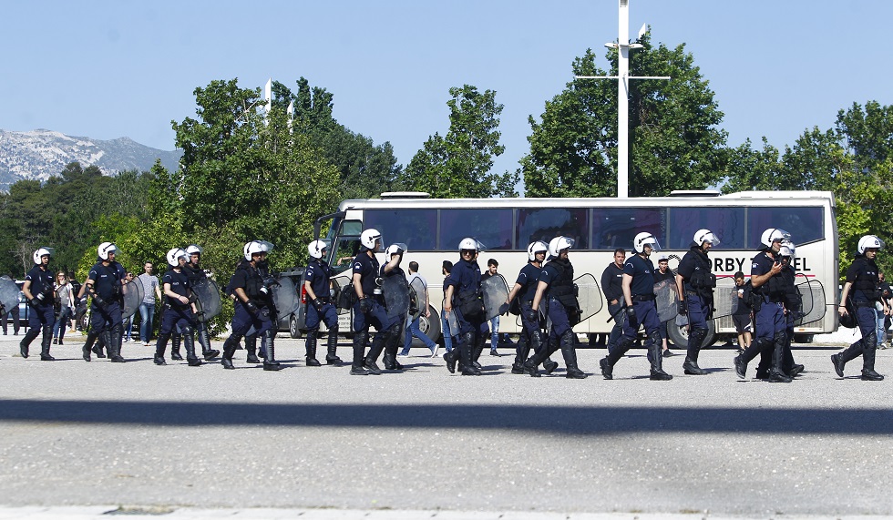 ΑΠΟΚΛΕΙΣΤΙΚΑ ΒΙΝΤΕΟ από τα επεισόδια έξω από το ΟΑΚΑ