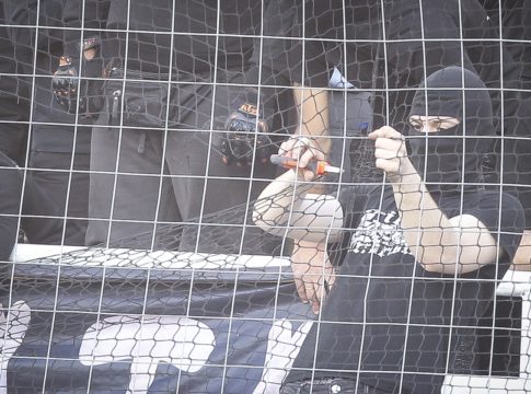 ΑΕΚ – ΠΑΟΚ : Με δολοφονικό κόφτη στις εξέδρες οπαδός! (pics)