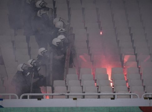 Επεισόδια κατά την αποχώρηση των οπαδών της ΑΕΚ από το ΟΑΚΑ (vids)