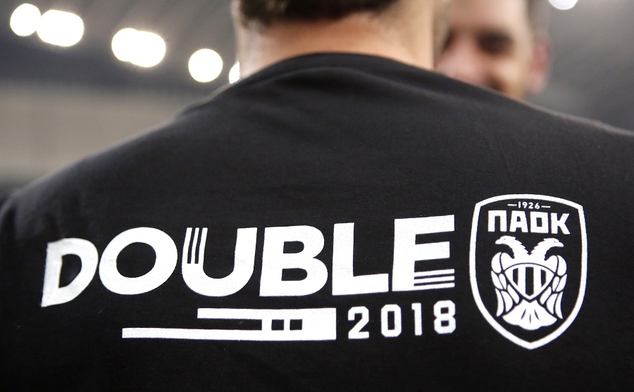 ΠΑΟΚ : Με φανέλες που έγραφαν double πανηγύρισαν οι Κυπελλούχοι (vid+pics)