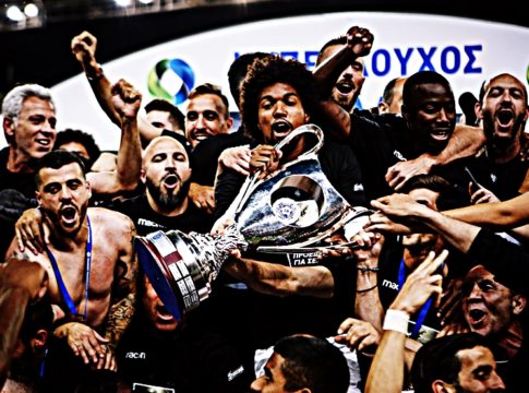 Η κούπα είναι αληθινή, όχι σαν τη δική σας φτιαγμένη από χαρτί