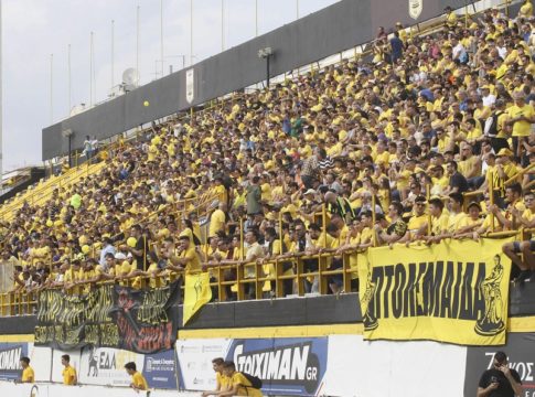 «Πολιορκία» αποθέωσης από τους οπαδούς του Άρη στους παίκτες! (pics)