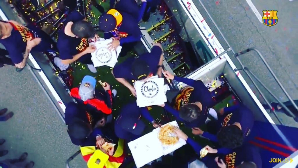 Μπαρτσελόνα : Είχε και πίτσα το μενού στη φιέστα