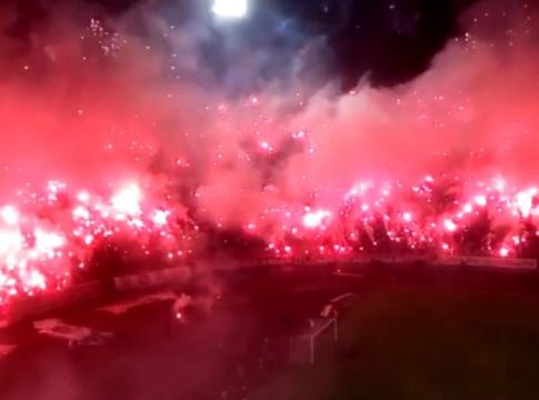 «Ρίξε κόκκινο στη νύχτα»: 60.000 οπαδοί της USM Annaba πανηγύρισαν την άνοδο στην β’ κατηγορία (vids)