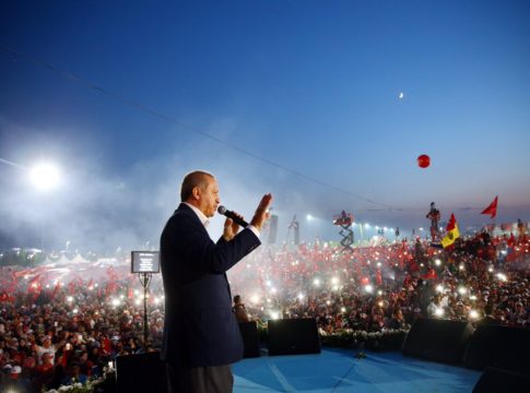 Ερντογάν: Θα συνεχίσουμε τις στρατιωτικές επιχειρήσεις στα σύνορα με τη Συρία