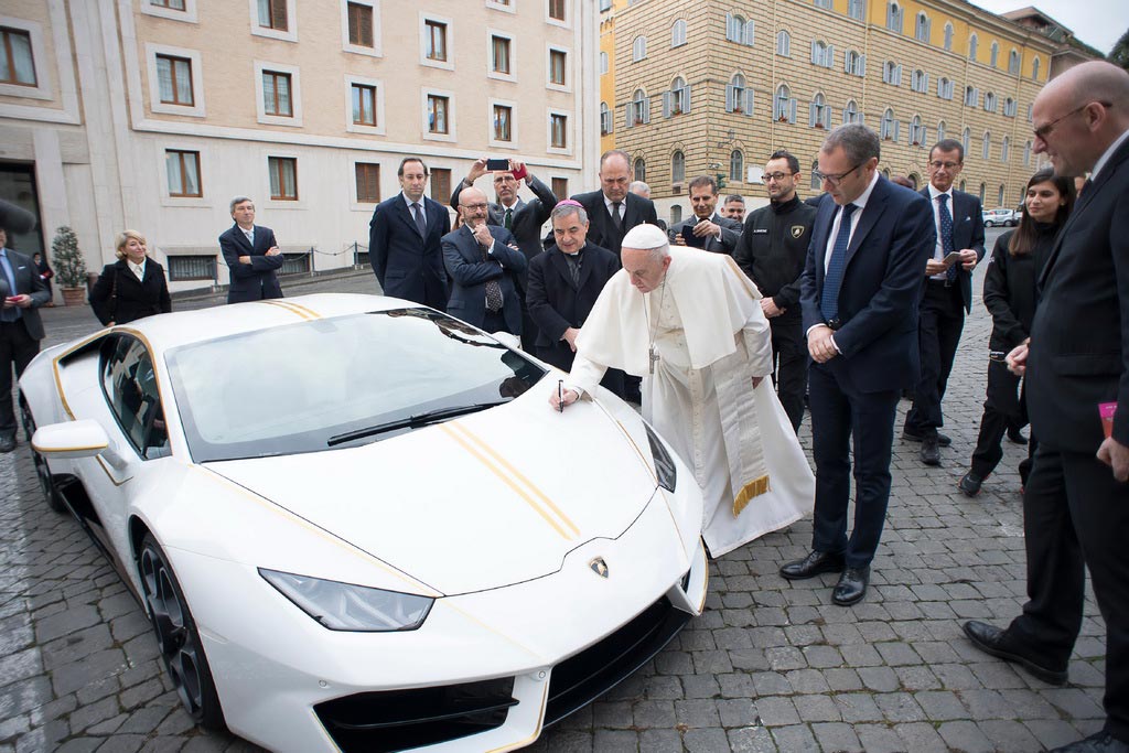 Ο Πάπας δώρισε τη Lamborghini Huracan