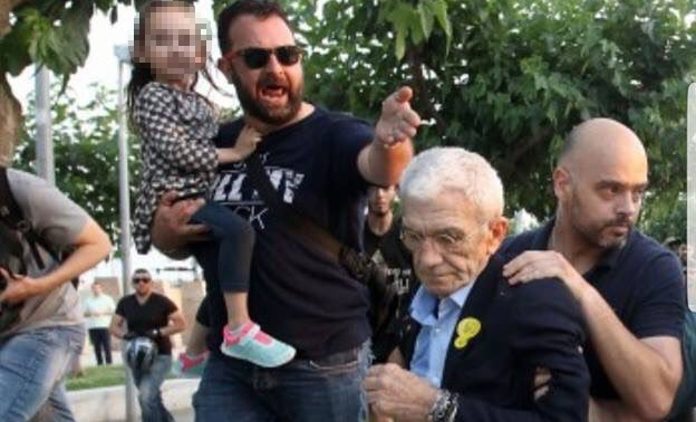 Ταυτοποιήθηκε ο άνδρας που κρατούσε ένα παιδί καθώς προπηλάκιζε τον Μπουτάρη