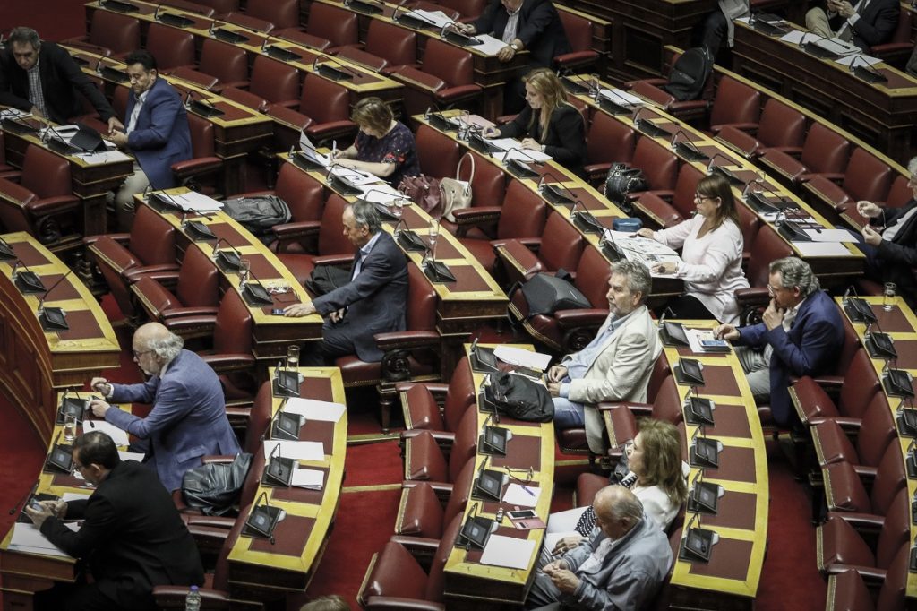 «Πέρασε» το άρθρο για την αναδοχή παιδιών και από ομόφυλα ζευγάρια