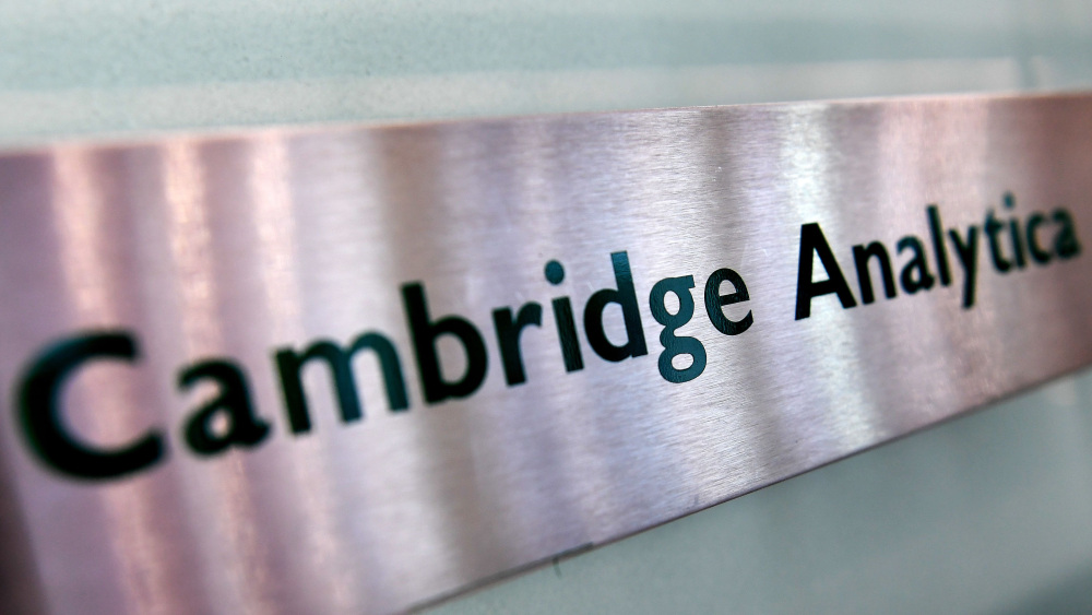 Αναστέλλει τις δραστηριότητές της η Cambridge Analytica
