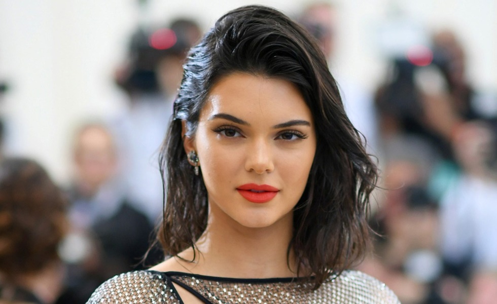 Ημίγυμνη και χωρίς σουτιέν στις Κάννες η Kendall Jenner (pics)