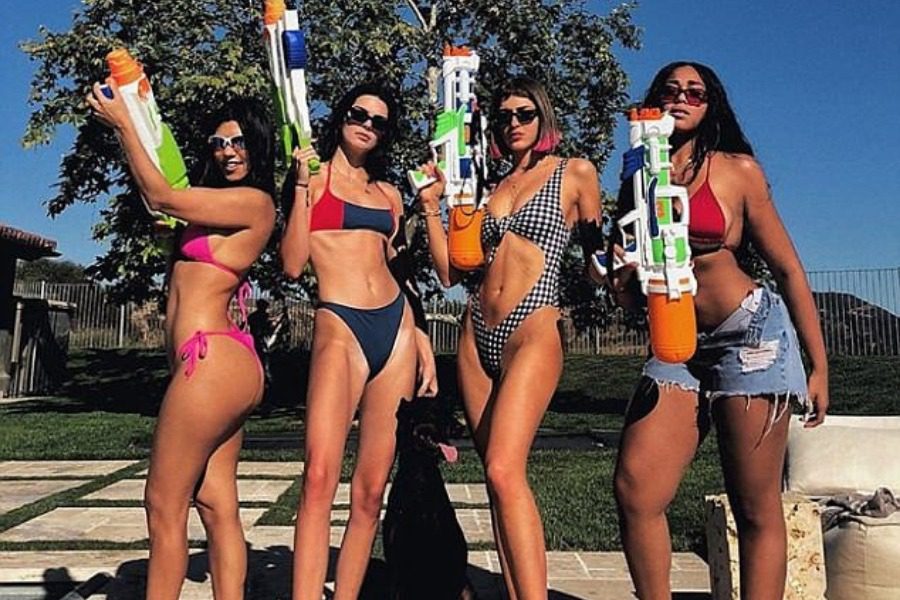 Oι αδερφές Kardashian φόρεσαν μαγιό και αναστάτωσαν το Instagram