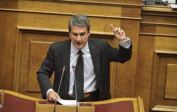 Λοβέρδος: Οι βουλευτές δεν μπορούν να εμφανίζονται στη βουλή με περιβολή παραλίας