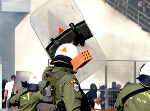 Χούλιγκαν – Αστυνομία : Άσσος ημίχρονο, άσσος τελικό