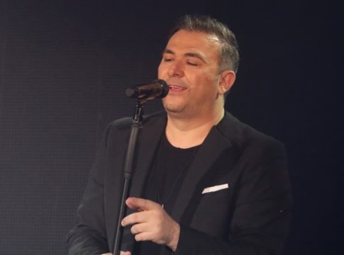 Ο Ρέμος τραγουδάει σε κατάμεστο από Έλληνες κλαμπ του Λονδίνου! (vid)