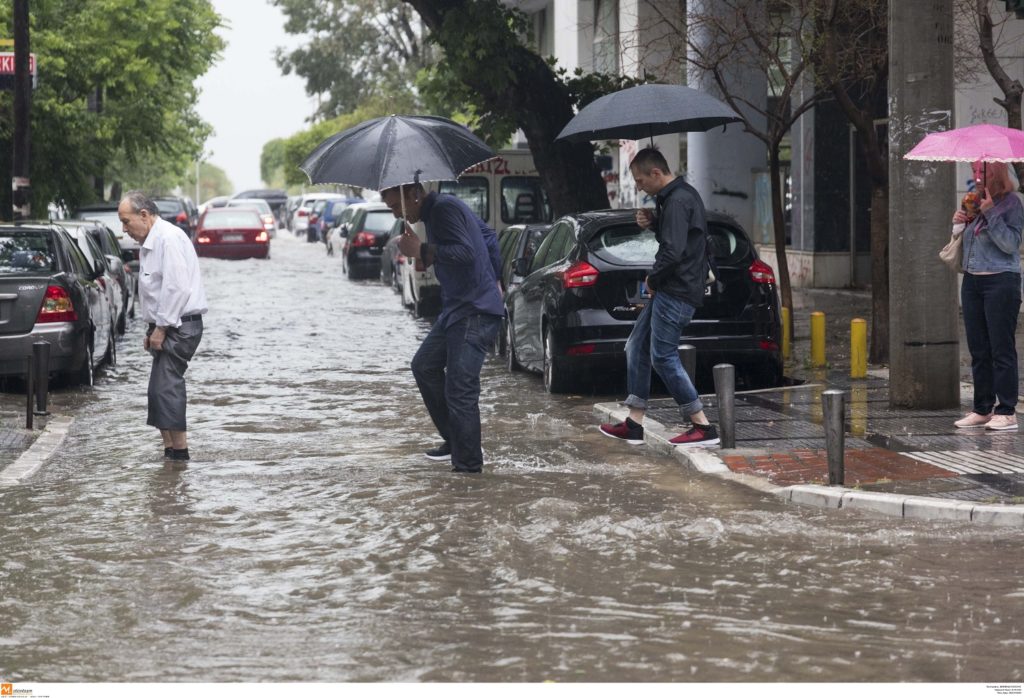 Όλη η Θεσσαλονίκη ένας χείμαρρος – Πλημμύρισαν καταστήματα και υπόγεια